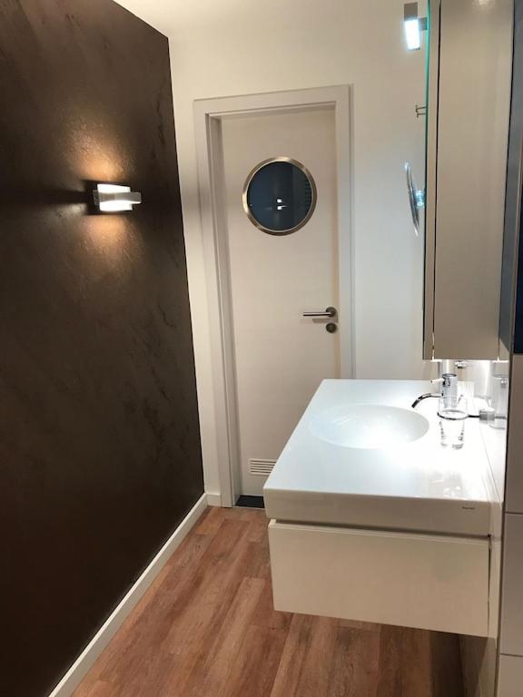 Exclusive In Warnemuende, 150m To The Beach, 2 Bathrooms, 2 Bedrooms, Sauna, Wifi And Much More. *