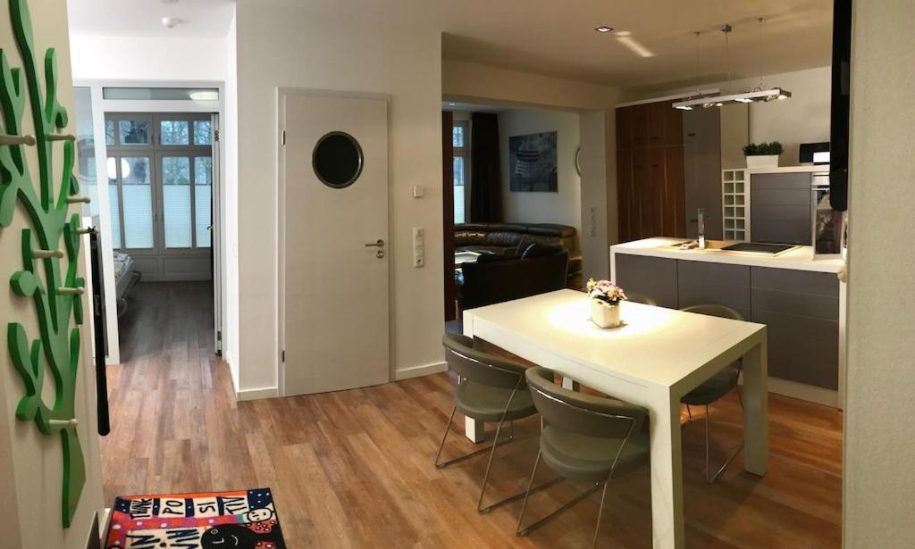 Lejlighed Exclusive In Warnemuende, 150m To The Beach, 2 Bathrooms, 2 Bedrooms, Sauna, Wifi And Much More.