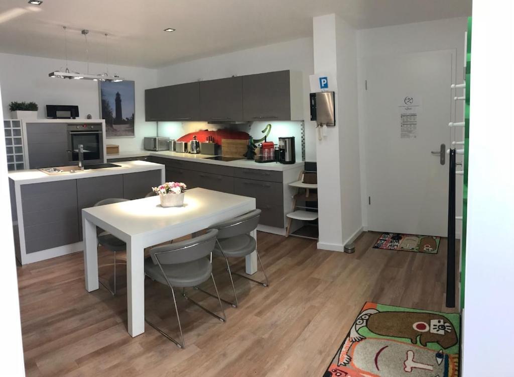Appartement Exclusive In Warnemuende, 150m To The Beach, 2 Bathrooms, 2 Bedrooms, Sauna, Wifi And Much More. *