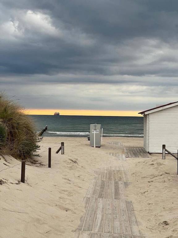 Exclusive In Warnemuende, 150m To The Beach, 2 Bathrooms, 2 Bedrooms, Sauna, Wifi And Much More. *